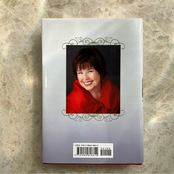 Colleen Hoover & Debbie Macomber BOOK BUNDLE OF 3 Books! Lots of reading! - Picture 6 of 8